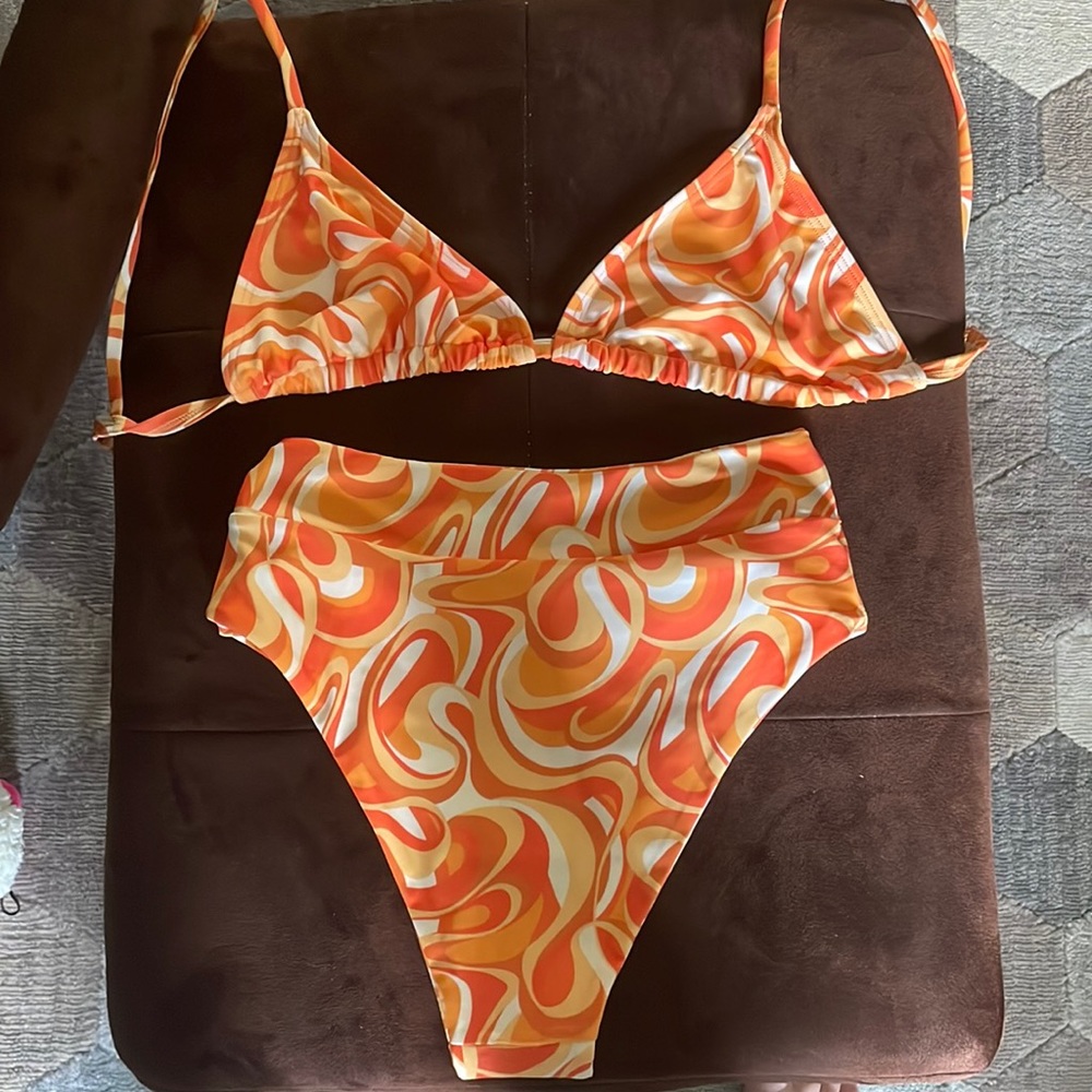 Lost at Sunset Kulani Kini Bikini🧡💛 top is a Medium Bottoms are a small!